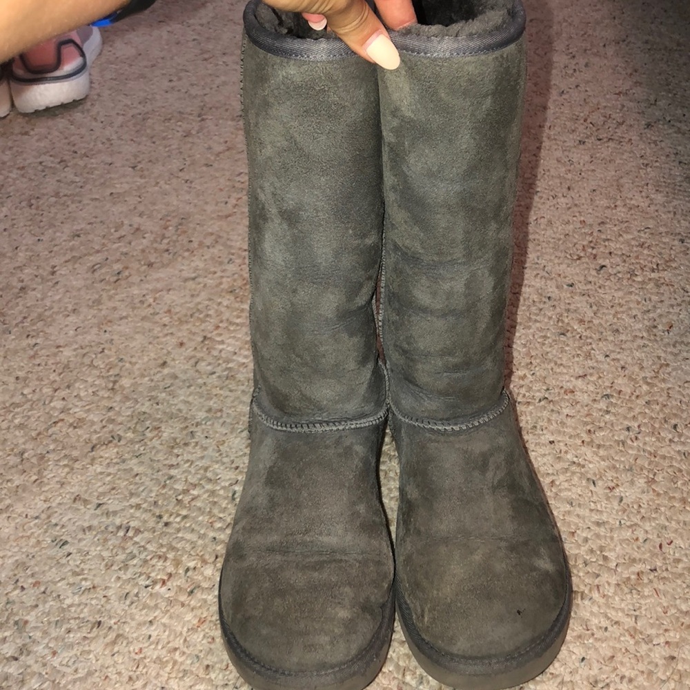 UGGS - Picture 3 of 4